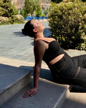 Michelle Carvalho Instagram - Tu chica de la capital retomando sus labores 🖤 lista para lo que se viene 🫰

Los siguientes días serán bélicos! Atentos porque estaré alimentando a mis tamagotchis con full contenido 🫰