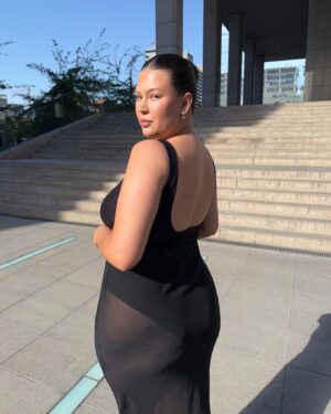 Michelle Carvalho Instagram - Podrán decir que no cumplo con el cuerpo que se espera para usar una transparencia, pero realmente en este minuto es lo menos relevante…
Estoy haciendo todo lo que por mucho tiempo me impedí hacer únicamente por el “qué dirán” 😉
Si nos aferramos a eso, no avanzaremos con nuestros propios propósitos y más aún, dejamos de lado nuestra felicidad. El primer paso para salir de la zona de confianza lo tenemos que dar y luego de eso no hay retorno 😌☺️

Gracias @nicolettavalentina por apoyarme en todas 🫰
Make up por @javiera_makeup