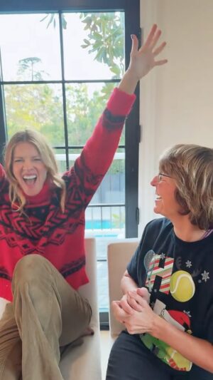 Michelle Stafford Instagram - Who’s the best sister…? I still say it’s @jjbakes3d side note: Janine is actually the favorite daughter, let’s not kid ourselves, but I like to hope❤️