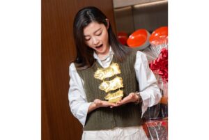 Michelle Wai Instagram - 原來過大禮係咁嘅感覺㗎 @drkenleychau ❤️❤️ 

#終於有時間搞吓婚禮嘢
#船到橋頭自然直
#多謝整個過大禮團隊

過大禮: @shwedding.store @premierfoodhk
大妗姐: @sh.daikumjei
金器: @emperorjewellery
餅咭: @keewahbakery @lucullus_hk
攝影及錄影工作人員團隊: @luxi.pro