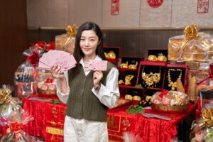 Michelle Wai Instagram - 原來過大禮係咁嘅感覺㗎 @drkenleychau ❤️❤️ 

#終於有時間搞吓婚禮嘢
#船到橋頭自然直
#多謝整個過大禮團隊

過大禮: @shwedding.store @premierfoodhk
大妗姐: @sh.daikumjei
金器: @emperorjewellery
餅咭: @keewahbakery @lucullus_hk
攝影及錄影工作人員團隊: @luxi.pro