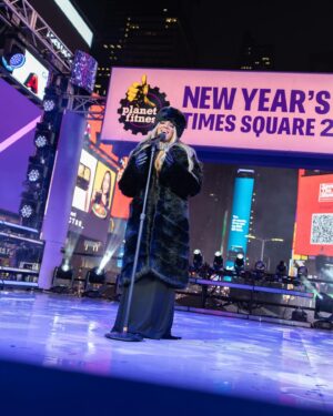 Mickey Guyton Instagram - I can’t think of a more iconic place to ring in the new year than @timessquarenyc! Performing last night was truly magical, 2025 already feels shiny and new. Thank you @cnn for having me. Happy new year, y’all!! 🫶🏾✨

📷: @michaelhullphoto

Outfit:
@cinqasept
@nadrijewelry 
@ow.collection

Styling:
@savannahkmendoza 

#cnnnye
