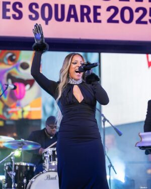 Mickey Guyton Instagram - I can’t think of a more iconic place to ring in the new year than @timessquarenyc! Performing last night was truly magical, 2025 already feels shiny and new. Thank you @cnn for having me. Happy new year, y’all!! 🫶🏾✨

📷: @michaelhullphoto

Outfit:
@cinqasept
@nadrijewelry 
@ow.collection

Styling:
@savannahkmendoza 

#cnnnye