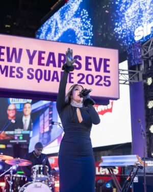 Mickey Guyton Instagram - I can’t think of a more iconic place to ring in the new year than @timessquarenyc! Performing last night was truly magical, 2025 already feels shiny and new. Thank you @cnn for having me. Happy new year, y’all!! 🫶🏾✨

📷: @michaelhullphoto

Outfit:
@cinqasept
@nadrijewelry 
@ow.collection

Styling:
@savannahkmendoza 

#cnnnye