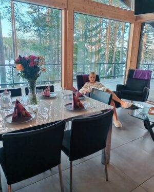 Miisa Rotola-Pukkila Instagram - Okei en tajua, miks en oo koskaan aiemmin pitänyt synttäreitä aikuisiällä, koska täähän oli aivan fantastista!!😭

Ekan kuvan perusteella tunnelma vaikuttaa jopa villiltä, mutta todellisuudessa viikonlopussa oli retriittifiilistä! Joogaa, saunomista, avantoa, hyviä keskusteluita ja ihanaa ruokaa. Iltatoimille ruvettiin jo siinä klo 23 maissa.😂❤️ Kiitos kaikki rakkaat ystävät mukanaolosta.🥹

Onnellinen kolmekymppinen täällä! Tulevalla my weekillä lisää tunnelmia synttäriviikolta! 🧘‍♀️🌲🌟🥂