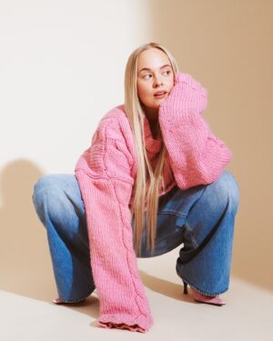 Miisa Rotola-Pukkila Instagram - Olen ehdolla vuoden esiintyjäksi Kultainen Venla -gaalassa ohjelmasta Muodin huipulle.❤️‍🔥 Kyseinen ohjelma on myös ehdolla vuoden ohjelmaksi.😍 Siitä inspiroituneena kokosin yhteen vuoden leijoimmat lookit!🪁

Yleisöäänestys on käynnissä! Arvostan hirmuisesti, jos haluatte antaa äänenne mulle.🥹 Kuvauksessa on linkki äänestykseen! Kiitos ja lempeää joulunaikaa!