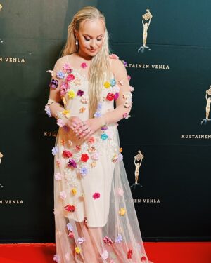Miisa Rotola-Pukkila Instagram - Olen ehdolla vuoden esiintyjäksi Kultainen Venla -gaalassa ohjelmasta Muodin huipulle.❤️‍🔥 Kyseinen ohjelma on myös ehdolla vuoden ohjelmaksi.😍 Siitä inspiroituneena kokosin yhteen vuoden leijoimmat lookit!🪁

Yleisöäänestys on käynnissä! Arvostan hirmuisesti, jos haluatte antaa äänenne mulle.🥹 Kuvauksessa on linkki äänestykseen! Kiitos ja lempeää joulunaikaa!