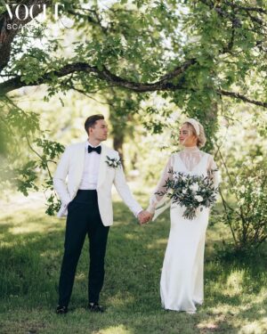 Miisa Rotola-Pukkila Instagram - 🤍🕊 11.6.2022 sanoimme toisillemme tahdon.

Thank you @voguescandinavia & @vmulquiney for writing a beautiful piece about our love story and wedding. 🙏🏻🥰

kuvat: @sannihei
Mun puku ja panta: @anniruuthofficial / puvun toteutus @kaavamaista / pannan toteutus @silviajurvansuu 
Meikki ja hiukset: @miia_ollula 
Tomaksen puku: @teemumuurimaki @turo1938