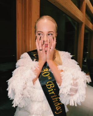 Miisa Rotola-Pukkila Instagram - Okei en tajua, miks en oo koskaan aiemmin pitänyt synttäreitä aikuisiällä, koska täähän oli aivan fantastista!!😭

Ekan kuvan perusteella tunnelma vaikuttaa jopa villiltä, mutta todellisuudessa viikonlopussa oli retriittifiilistä! Joogaa, saunomista, avantoa, hyviä keskusteluita ja ihanaa ruokaa. Iltatoimille ruvettiin jo siinä klo 23 maissa.😂❤️ Kiitos kaikki rakkaat ystävät mukanaolosta.🥹

Onnellinen kolmekymppinen täällä! Tulevalla my weekillä lisää tunnelmia synttäriviikolta! 🧘‍♀️🌲🌟🥂