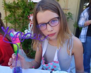 Milla Jovovich Instagram - Happy 17th Birthday to our queen @everanderson!!🥳 I remember looking at my newborn, my first baby and wondering what kind of a teenager she would be. Not even being able to imagine how this tiny, adorable, screaming being could develop into a rational, articulate human.😂 I knew you would be awesome, because I’m your mom, so I mean obviously💅🏼, but I could never imagine, not in a million years, what an intelligent, hilarious, talented and powerful young woman you would turn out to be! The journey I’ve watched you take has been the most mind blowing experience of my life. Seeing you grow and understand who you are and what you want, seeing you deal with difficult situations that seemed like they could swallow you up, but instead made you stronger and you managed to overcome. Seeing you make the choices that weren’t the easiest, but the ones that would help you develop into a more resilient, understanding and disciplined person have inspired and taught me so much more than I ever thought possible! I mean I’m the mom, you should be learning from me! Yet, I’m the one who learned so much from you. Everyday I wake up so grateful to be on this life adventure with you and everyday brings new knowledge and understanding that I never would have had without you showing me and teaching me. What an honor it’s been raising you. What a privilege to share this life together. I love you more than I can ever describe because my words are just a pale shadow of the feelings in my heart! Happy Birthday Ever! My fireheart!❤️‍🔥
