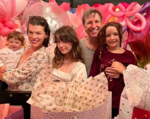 Milla Jovovich Instagram - Happy 17th Birthday to our queen @everanderson!!🥳 I remember looking at my newborn, my first baby and wondering what kind of a teenager she would be. Not even being able to imagine how this tiny, adorable, screaming being could develop into a rational, articulate human.😂 I knew you would be awesome, because I’m your mom, so I mean obviously💅🏼, but I could never imagine, not in a million years, what an intelligent, hilarious, talented and powerful young woman you would turn out to be! The journey I’ve watched you take has been the most mind blowing experience of my life. Seeing you grow and understand who you are and what you want, seeing you deal with difficult situations that seemed like they could swallow you up, but instead made you stronger and you managed to overcome. Seeing you make the choices that weren’t the easiest, but the ones that would help you develop into a more resilient, understanding and disciplined person have inspired and taught me so much more than I ever thought possible! I mean I’m the mom, you should be learning from me! Yet, I’m the one who learned so much from you. Everyday I wake up so grateful to be on this life adventure with you and everyday brings new knowledge and understanding that I never would have had without you showing me and teaching me. What an honor it’s been raising you. What a privilege to share this life together. I love you more than I can ever describe because my words are just a pale shadow of the feelings in my heart! Happy Birthday Ever! My fireheart!❤️‍🔥