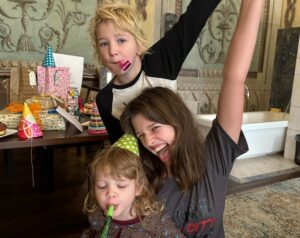 Milla Jovovich Instagram - Happy 17th Birthday to our queen @everanderson!!🥳 I remember looking at my newborn, my first baby and wondering what kind of a teenager she would be. Not even being able to imagine how this tiny, adorable, screaming being could develop into a rational, articulate human.😂 I knew you would be awesome, because I’m your mom, so I mean obviously💅🏼, but I could never imagine, not in a million years, what an intelligent, hilarious, talented and powerful young woman you would turn out to be! The journey I’ve watched you take has been the most mind blowing experience of my life. Seeing you grow and understand who you are and what you want, seeing you deal with difficult situations that seemed like they could swallow you up, but instead made you stronger and you managed to overcome. Seeing you make the choices that weren’t the easiest, but the ones that would help you develop into a more resilient, understanding and disciplined person have inspired and taught me so much more than I ever thought possible! I mean I’m the mom, you should be learning from me! Yet, I’m the one who learned so much from you. Everyday I wake up so grateful to be on this life adventure with you and everyday brings new knowledge and understanding that I never would have had without you showing me and teaching me. What an honor it’s been raising you. What a privilege to share this life together. I love you more than I can ever describe because my words are just a pale shadow of the feelings in my heart! Happy Birthday Ever! My fireheart!❤️‍🔥