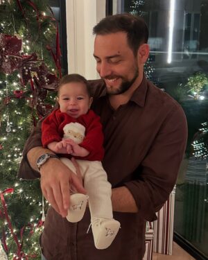 Mina Al Sheikhly Instagram - Merry Christmas 🎄🎁 

كل عام و انتو بالف خير مني و من عائلتي الصغيرة 🥹♥️ 

#myhappymoments #minasjourney