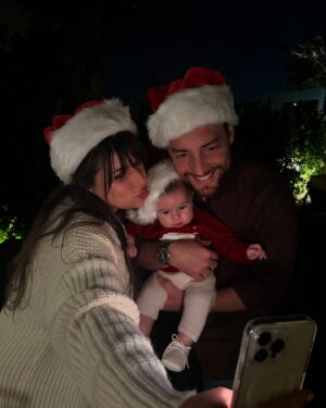 Mina Al Sheikhly Instagram - Merry Christmas 🎄🎁 

كل عام و انتو بالف خير مني و من عائلتي الصغيرة 🥹♥️ 

#myhappymoments #minasjourney