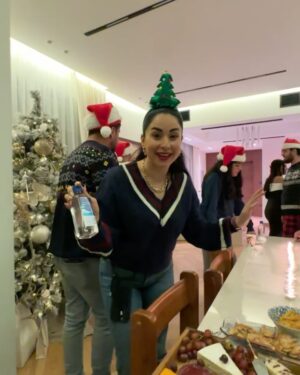 Mina Al Sheikhly Instagram - Merry Christmas 🎄🎁 

كل عام و انتو بالف خير مني و من عائلتي الصغيرة 🥹♥️ 

#myhappymoments #minasjourney