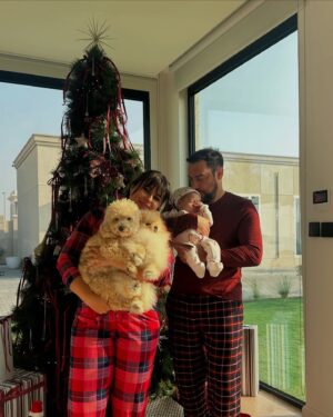 Mina Al Sheikhly Instagram - Merry Christmas 🎄🎁 

كل عام و انتو بالف خير مني و من عائلتي الصغيرة 🥹♥️ 

#myhappymoments #minasjourney