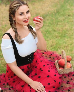 Mina Nour El Din Instagram - Hola 🍎🌴🌳❤️. Taken by : @6_m6g