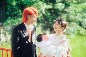 Minami Minegishi Instagram - お宮参りの二日前、スマホで天気予報を見ながら「降水確率80%だって、絶対雨降るじゃ〜ん。」と嘆いていると「まだ20%あるじゃん」と言う夫。
そのポジティブマインドはぜひとも娘に受け継いでもらいたいものです。
晴天のもと、思い出に残るいい日になりました。

📸 @takomasa_graphy 
　　 @lovegraph_me