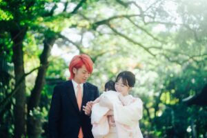 Minami Minegishi Instagram - お宮参りの二日前、スマホで天気予報を見ながら「降水確率80%だって、絶対雨降るじゃ〜ん。」と嘆いていると「まだ20%あるじゃん」と言う夫。
そのポジティブマインドはぜひとも娘に受け継いでもらいたいものです。
晴天のもと、思い出に残るいい日になりました。

📸 @takomasa_graphy 
　　 @lovegraph_me