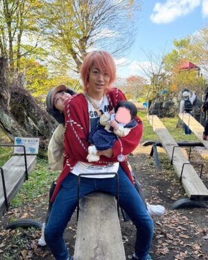 Minami Minegishi Instagram - 自分より大切な存在がこの世に誕生した2024年！
去年の今頃はまだ仲のいいお友達にも話すことができず、年末年始の集まりでも「なんでみーちゃんお酒飲まないの？」と聞かれあやふやに返事をしていた頃。
身体を冷やさないように必死だった冬、岡崎は雨が多く桜の見頃が少し短く感じた春を超え、暑い暑い夏の日に元気に産まれてきてくれました。
毎分毎秒が愛おしくて両手じゃ数えきれない幸せを感じられたと同時に、自分自身のことならなんとも思わないようなことに悩み、もがき、泣いたりする日もありました。母として奮闘する毎日の中で、峯岸みなみとして存在する時間も必要だなと感じている今日この頃。今年はお仕事のペースは比較的ゆっくりではありましたが、そんな中でも見守って応援してくれた皆様、本当にありがとうございました！！！！そばでサポートしてくれたマネージャーさんをはじめ事務所のスタッフの皆さん、常に身体を気にかけ労いの言葉をかけてくださるお仕事関係者の皆様、家族や友達にも支えられて感謝感謝の年でした。来年は娘にとってのかけがえのないママでありながら、応援してくれている方にとっての大切な推しである時間も少しずつ増やしていけたら...♡
それでは、良いお年をお過ごしください。