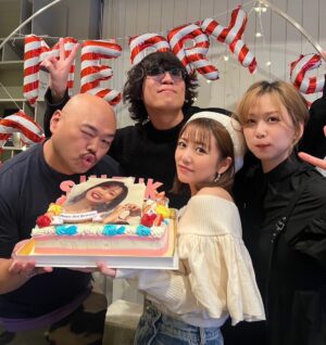 Minami Takahashi Instagram - 友人達とクリスマスパーティーしたり
ディナー食べに行ったり
今年も良きクリスマスでした✨🎄🎁☺️

皆さんはどんなクリスマスでしたか？✨

#クリスマス
#Christmas
#クリスマスパーティー