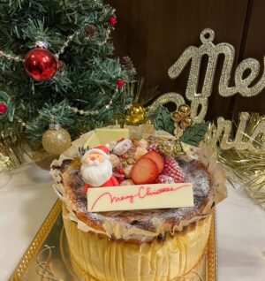 Minami Takahashi Instagram - 友人達とクリスマスパーティーしたり
ディナー食べに行ったり
今年も良きクリスマスでした✨🎄🎁☺️

皆さんはどんなクリスマスでしたか？✨

#クリスマス
#Christmas
#クリスマスパーティー