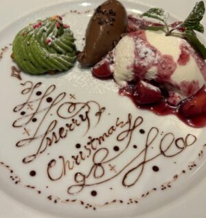 Minami Takahashi Instagram - 友人達とクリスマスパーティーしたり
ディナー食べに行ったり
今年も良きクリスマスでした✨🎄🎁☺️

皆さんはどんなクリスマスでしたか？✨

#クリスマス
#Christmas
#クリスマスパーティー