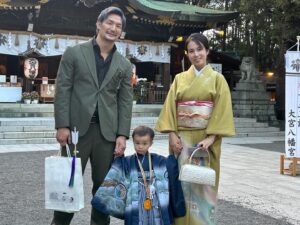 Minori Inudo Instagram - ゆうしんの七五三で着物着ました👘
最近成長を感じることがすごく多いのと
もうこの時期、性格だったりってすごくよくわかるよね☺️
数え年三歳(今二歳)での七五三大変かなと思ったけど
袴も着て出来てよかった🧡

お母さん着物に袴にありがとう🥰

ゆうしんの写真たくさんこちらに載せました👦
@yushin_521 

#七五三
#数え年3歳
#着物