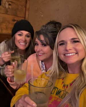 Miranda Lambert Instagram - Hometown holidays in ETX ❤️🎄🤠