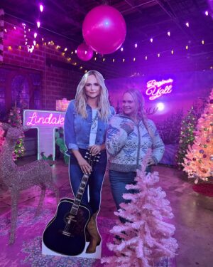 Miranda Lambert Instagram - Hometown holidays in ETX ❤️🎄🤠