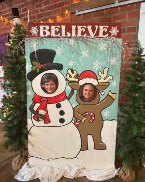 Miranda Lambert Instagram - Hometown holidays in ETX ❤️🎄🤠