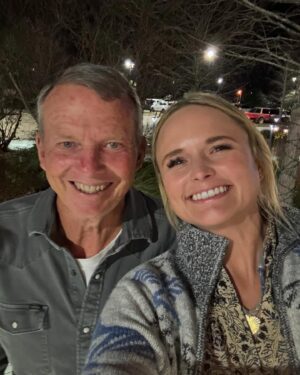 Miranda Lambert Instagram - Hometown holidays in ETX ❤️🎄🤠