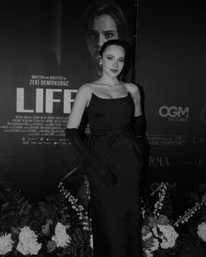 Miray Daner Instagram - HAYAT / LIFE

Ne geceydi ama ! 🖤

Sadece bir günlüğüne Los Angeles’a gittim, uçağı kaçırdım ve yolda hazırlandım. Ama tüm bu aksilikler şimdi harika anılara dönüştü ve bir sürü güzel insan tanımama vesile oldu. Emeği geçen herkese çok teşekkürler.  @htfdlosangeles 

Ve “HAYAT” yolumuz açık olsun ✨