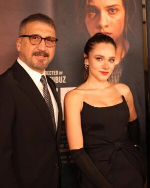 Miray Daner Instagram - HAYAT / LIFE

Ne geceydi ama ! 🖤

Sadece bir günlüğüne Los Angeles’a gittim, uçağı kaçırdım ve yolda hazırlandım. Ama tüm bu aksilikler şimdi harika anılara dönüştü ve bir sürü güzel insan tanımama vesile oldu. Emeği geçen herkese çok teşekkürler.  @htfdlosangeles 

Ve “HAYAT” yolumuz açık olsun ✨