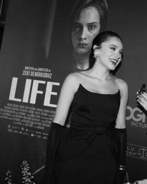Miray Daner Instagram - HAYAT / LIFE

Ne geceydi ama ! 🖤

Sadece bir günlüğüne Los Angeles’a gittim, uçağı kaçırdım ve yolda hazırlandım. Ama tüm bu aksilikler şimdi harika anılara dönüştü ve bir sürü güzel insan tanımama vesile oldu. Emeği geçen herkese çok teşekkürler.  @htfdlosangeles 

Ve “HAYAT” yolumuz açık olsun ✨