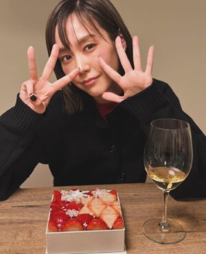 Mirei Kiritani Instagram - 35歳になりました
みなさま、いつもありがとう♡
今日はお仕事現場でもお祝いしてもらい幸せでした♡