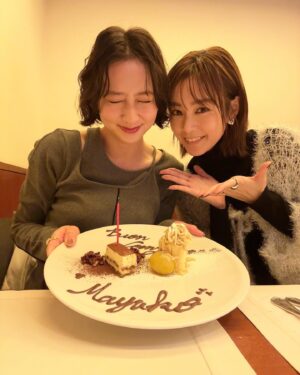 Mirei Kiritani Instagram - Happy birthday MAYUKO🎂
ゆっくり美味しいご飯を食べながらがっつり話して楽しかった🥹
素敵な1年を過ごしてね♡♡
それにしても、いつまで経ってもまゆこポーズは上達しません🤣
