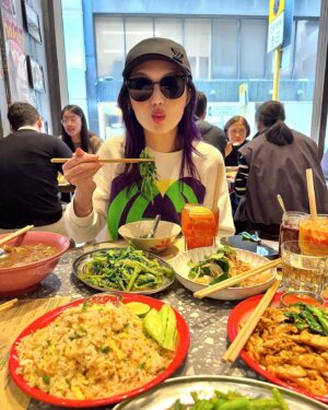Miriam Yeung Chin-Wah Instagram - 今日開工前食泰國嘢
期待已久
終於食到這家中環新分店
So yummy😎
值得排隊☕️
#samsen