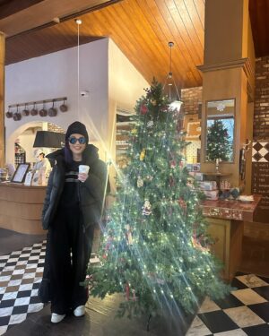Miriam Yeung Chin-Wah Instagram - Merry Christmas🎄☃️
聖誕旅行第一站
首爾
#吃了一噸從來少吃的甜品
#零下五度喪行街
#行程由小丁安排