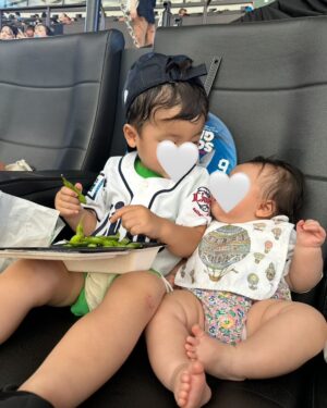 Misa Eto Instagram - ⁡

今シーズンの試合が全て終わりました⚾️
⁡
今年も沢山応援に行きました。
子どもたちも大興奮！！
特に息子は、昨年より野球を少しずつ理解してきたようで、ちゃんと座って試合を“なんとなーく"見てくれるように。
枝豆は必須ですが😂🫛
娘も球場の盛り上がりが分かるようで、成長を感じました。
⁡
今年も1年、たくさんの応援を本当にありがとうございました！
来シーズンも家族で全力応援します❤️‍🔥
⁡