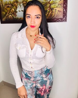 Mishti Basu Instagram - Joy of Dressing is an art 🔥🔥

#realpallavibasu #favouritewhitedress #whitedresscollection2025resolution