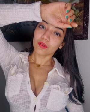 Mishti Basu Instagram - Because it’s #sunday 🔥

#realpallavibasu #trendingsongs #photooftheday
