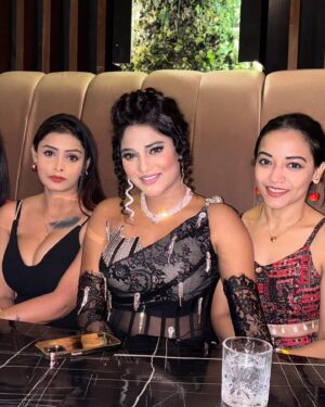 Mishti Basu Instagram - With birthday girl @real_ruks_khandagale 🎂🎂

God bless u ♥️ 
Stay happy 😃 

#realpallavibasu #birthdaycelebration