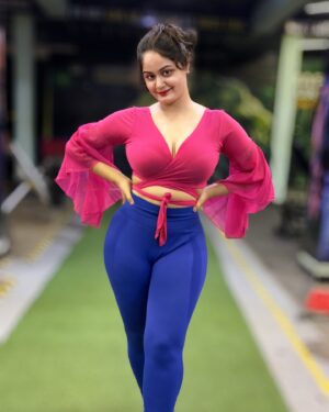 Miss Pinky Instagram - Do Workout 🏋️‍♀️ 

:
#reelitfeelit #explorepage✨ #fypシ #fitnessmotivation #fitnessmodel