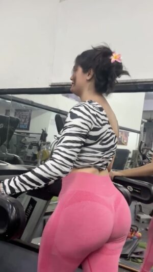 Miss Pinky Instagram - Gym jao Tha karke🦾🩷

:
#reelitfeelit #explorepage✨#fypシ