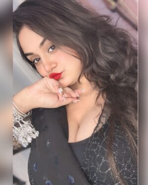 Miss Pinky Instagram - Kaali bindi with kaali saare✨🫶🏻

:
#reelitfeelit #fypシ #instagram #beauty