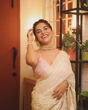 Mitali Mayekar Instagram - मराठी मुलगी on the rocks with a twist.✨😉
.
.
@shrutisbagwe 
#mitalimayekar #marathimulgi #sareelove