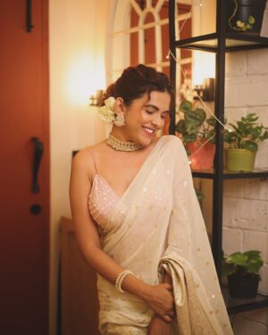 Mitali Mayekar Instagram - मराठी मुलगी on the rocks with a twist.✨😉
.
.
@shrutisbagwe 
#mitalimayekar #marathimulgi #sareelove