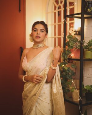 Mitali Mayekar Instagram - मराठी मुलगी on the rocks with a twist.✨😉
.
.
@shrutisbagwe 
#mitalimayekar #marathimulgi #sareelove