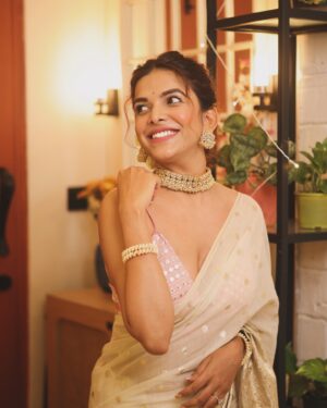 Mitali Mayekar Instagram - मराठी मुलगी on the rocks with a twist.✨😉
.
.
@shrutisbagwe 
#mitalimayekar #marathimulgi #sareelove